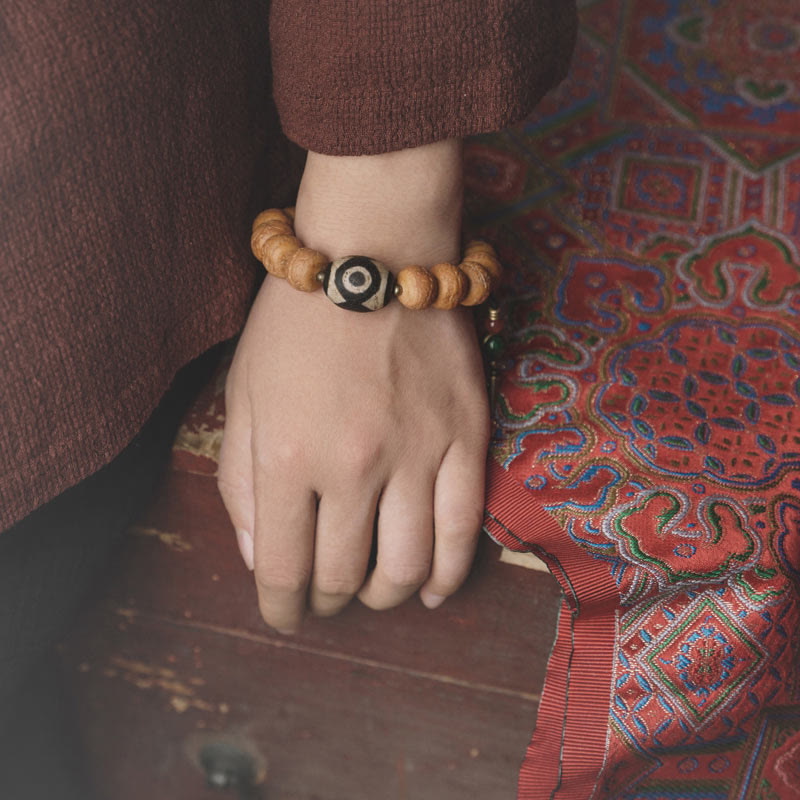 Tibetan Bodhi Seed Dzi Bead Wrist Mala Bracelet — product view 5
